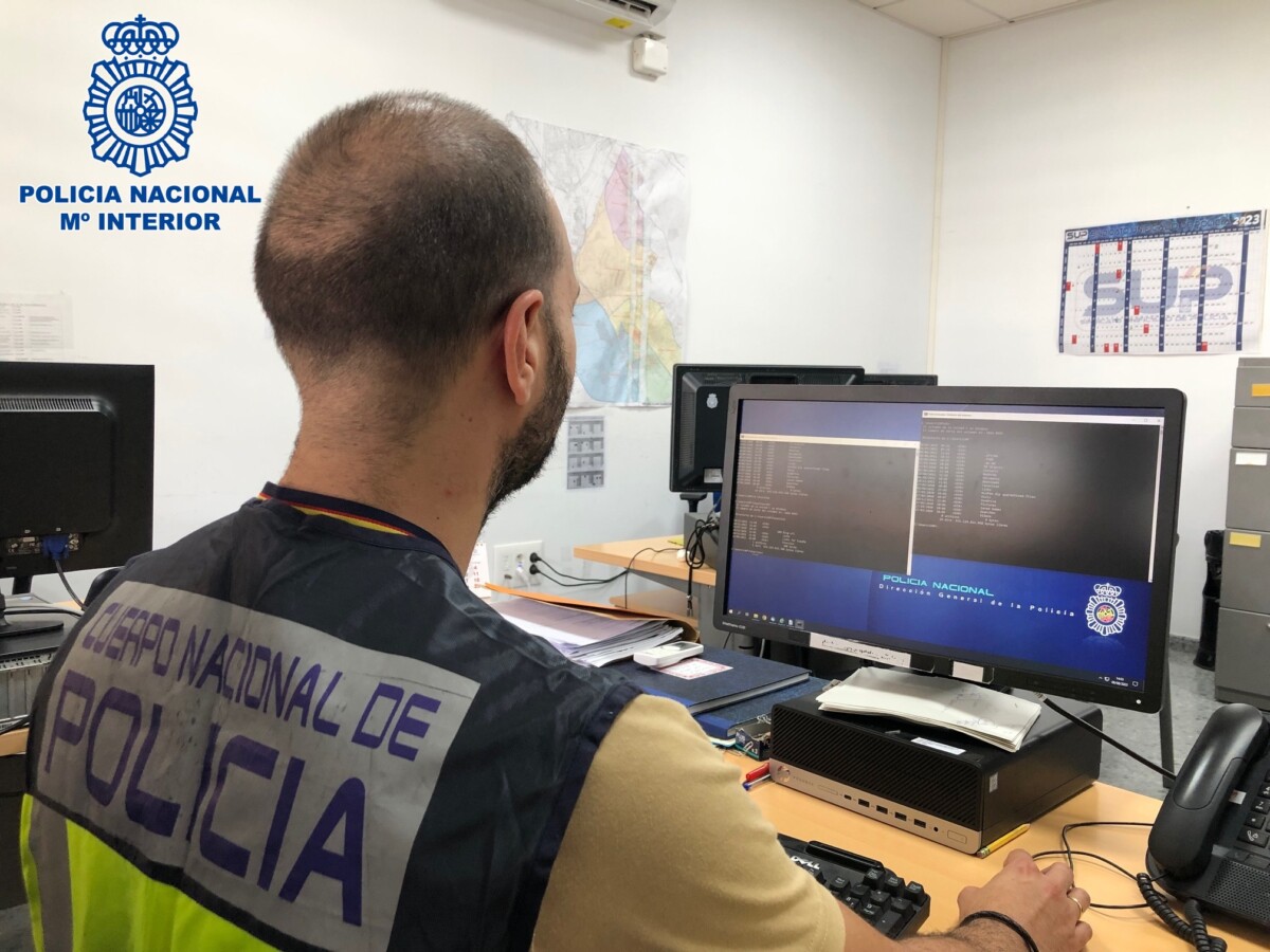 Agente de la Policía Nacional rastreando la red